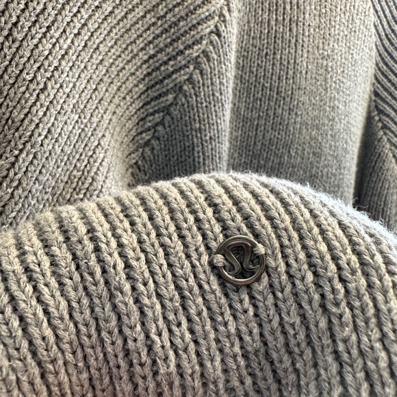 LULULEMON SWEATER - Picture 7 of 7